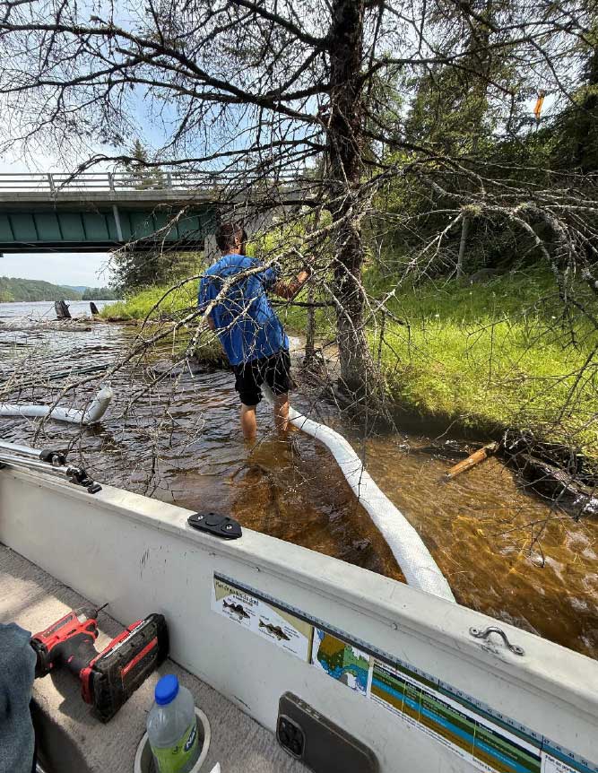 Photo qui représente un homme qui travaille avec le barrage