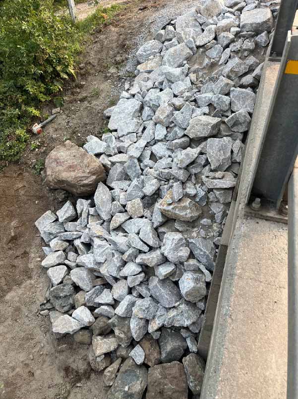 Photo qui représente des roches à côté du pont