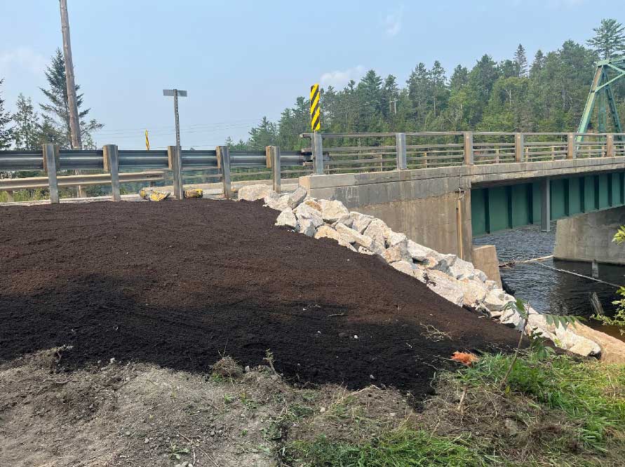 Photo qui représente la restauration du terrain d'origine avec du sol